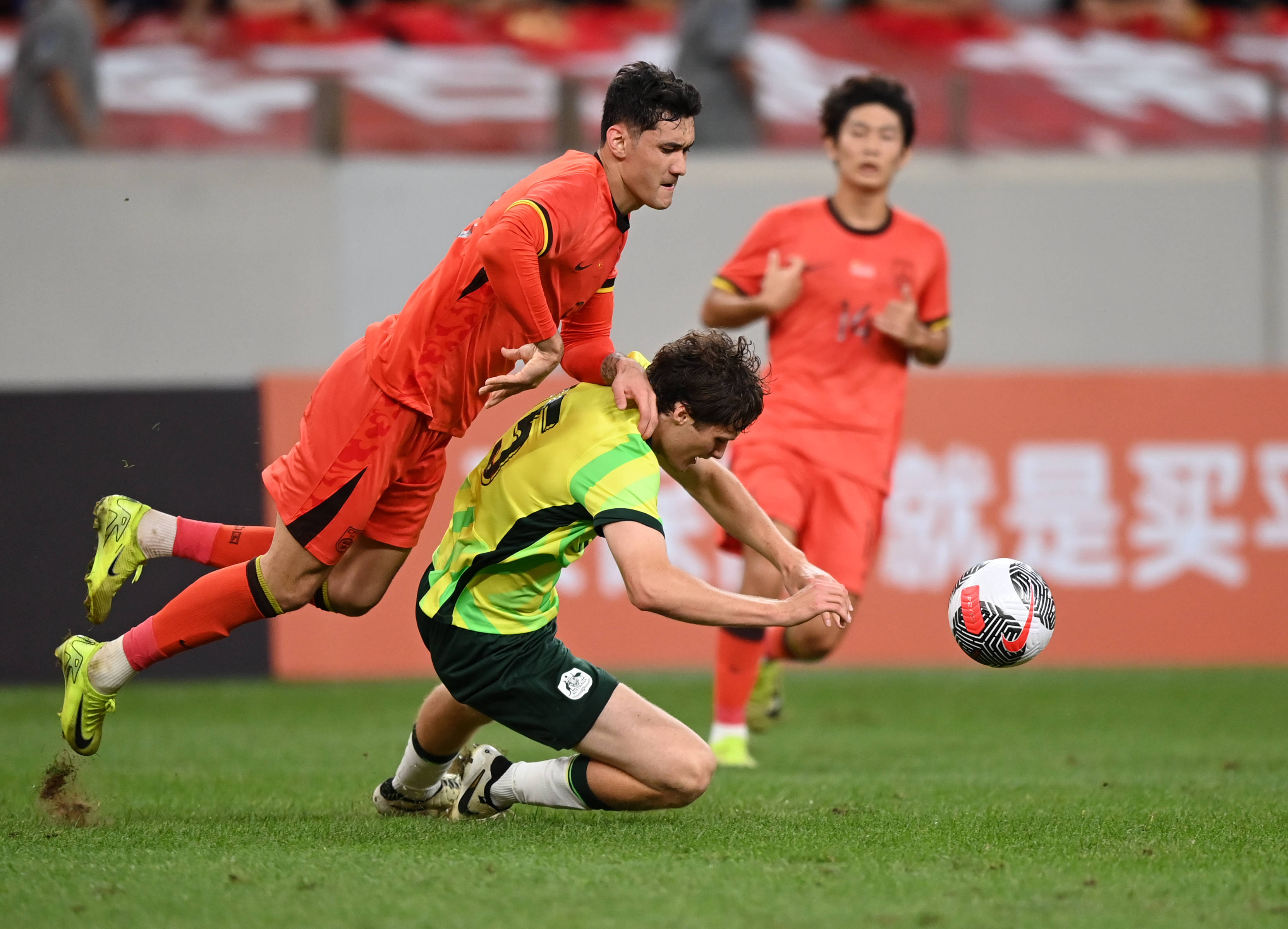 华体会活动-包含亚洲足球赛场上双方球队在精彩对决中获得胜利的词条