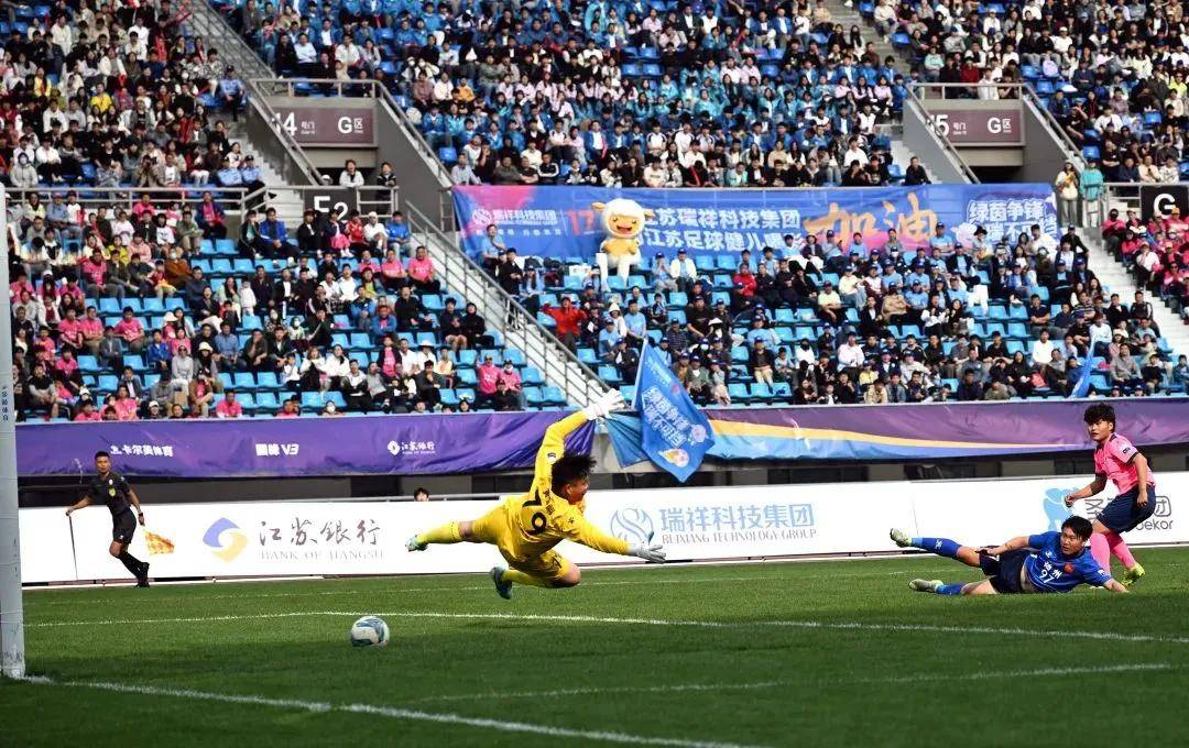 足球比赛最新消息传来，球迷欢欣鼓舞