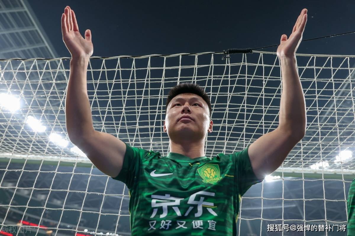 紧张比赛中的致胜一击!球队擒下关键胜利! 紧张比赛中的致胜一击!球队擒下关键胜利!