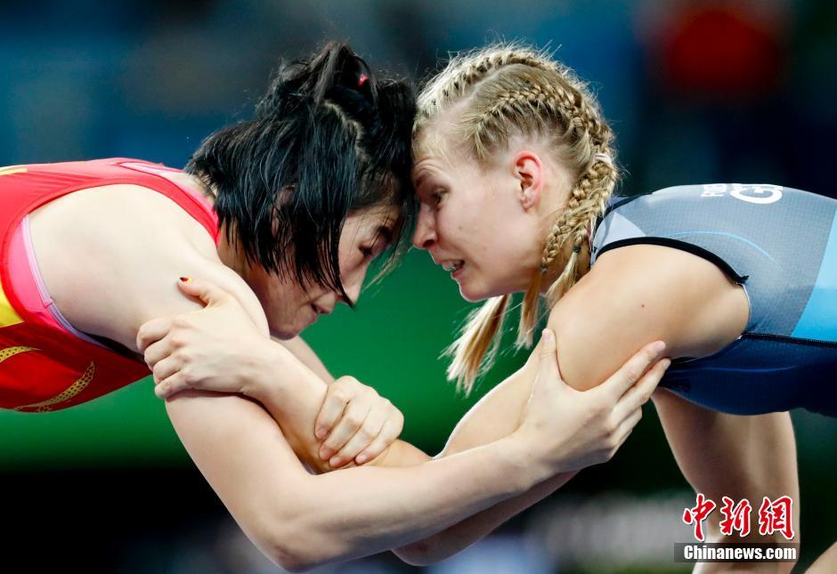 德国选手在摔跤比赛中实现逆转